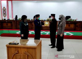 Wakil Ketua DPRD Barito Selatan, HM Yusuf didampingi Wakil Ketua Enung Irawati menyerahkan dua raperda kepada Bupati Barito Selatan, Eddy Raya Samsuri pada rapat paripurna XIII masa persidangan II di Buntok, Jumat, (28/8/2020). (ANT)