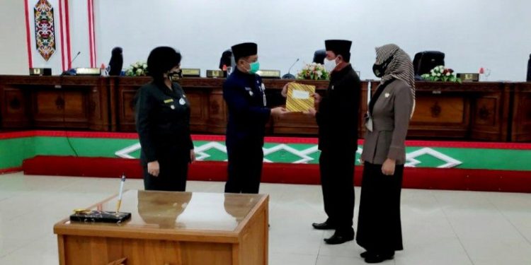 Wakil Ketua DPRD Barito Selatan, HM Yusuf didampingi Wakil Ketua Enung Irawati menyerahkan dua raperda kepada Bupati Barito Selatan, Eddy Raya Samsuri pada rapat paripurna XIII masa persidangan II di Buntok, Jumat, (28/8/2020). (ANT)