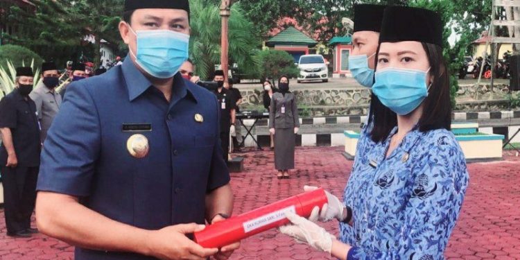 Bupati Lamandau Hendra Lesmana usai upacara pelantikan serta pengambilan sumpah janji jabatan fungsional pendidikan dan kesehatan 133 ASN di halaman Dinas Pendidikan dan Kebudayaan, Nanga Bulik, (31/8/2020). (ANT)