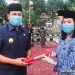 Bupati Lamandau Hendra Lesmana usai upacara pelantikan serta pengambilan sumpah janji jabatan fungsional pendidikan dan kesehatan 133 ASN di halaman Dinas Pendidikan dan Kebudayaan, Nanga Bulik, (31/8/2020). (ANT)