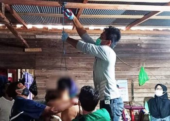 Polisi mengevakuasi jenazah Udi yang nekat mengakhiri hidup dengan cara gantung diri. ANTARA/HO-Polsek Maliku