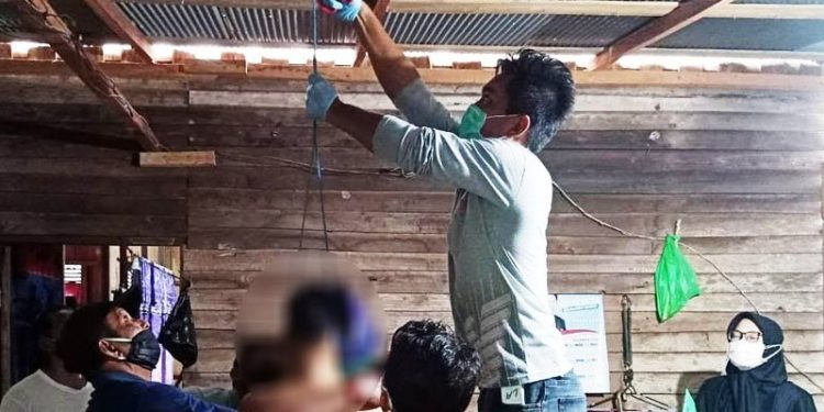 Polisi mengevakuasi jenazah Udi yang nekat mengakhiri hidup dengan cara gantung diri. ANTARA/HO-Polsek Maliku