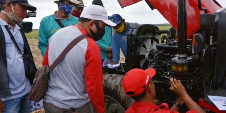 Dinas Pertanian Kabupaten Kapuas, melatih operator-operator yang nantinya akan mengoperasikan peralatan pertanian di daerah setempat, Senin (31/8/2020). (ANT)