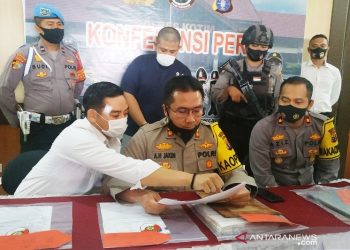 Kapolres Kotawaringin Timur AKBP Abdoel Harris Jakin didampingi Wakapolres Kompol Abdul Aziz Septiadi dan Kepala Satuan Reserse Kriminal AKP Zaldy Kurniawan saat menunjukkan tersangka penggelapan pengurusan STNK dengan total kerugian mencapai Rp1,9 miliar, Senin (31/2020). (Foto: ANTARA/Norjani)