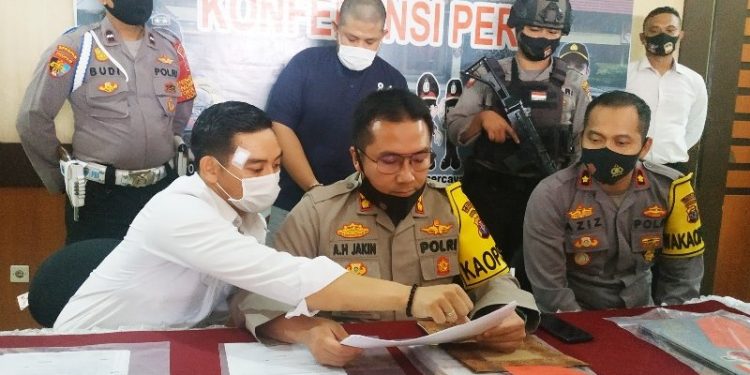 Kapolres Kotawaringin Timur AKBP Abdoel Harris Jakin didampingi Wakapolres Kompol Abdul Aziz Septiadi dan Kepala Satuan Reserse Kriminal AKP Zaldy Kurniawan saat menunjukkan tersangka penggelapan pengurusan STNK dengan total kerugian mencapai Rp1,9 miliar, Senin (31/2020). (Foto: ANTARA/Norjani)
