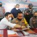 Kapolres Kotawaringin Timur AKBP Abdoel Harris Jakin didampingi Wakapolres Kompol Abdul Aziz Septiadi dan Kepala Satuan Reserse Kriminal AKP Zaldy Kurniawan saat menunjukkan tersangka penggelapan pengurusan STNK dengan total kerugian mencapai Rp1,9 miliar, Senin (31/2020). (Foto: ANTARA/Norjani)