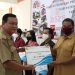 Sekda Gumas Yansiterson (kiri) menyerahkan bantuan secara simbolis, saat sosialisasi pelaksanaan kegiatan BSPS di Kuala Kurun, Senin (31/8/2020).
