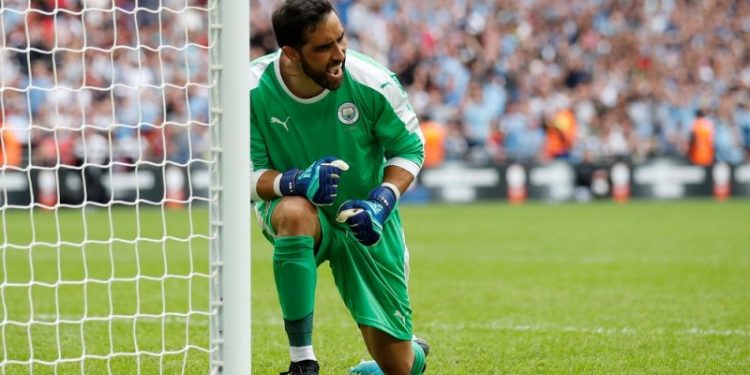 Kiper Manchester City Claudio Bravo meluapkan kegembiraan usai sukses menggagalkan eksekusi gelandang Liverpool Georginio Wijnaldum dalam adu penalti laga Community Shield di Stadion Wembley, London, Inggris, Minggu (4/8/2019). (ANTARA/REUTERS/David Klein)