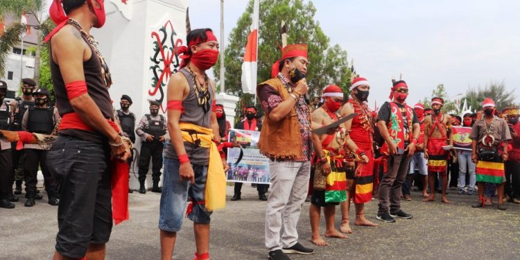 Jubir ADB Ingkit Beny Sam Djaper ketika menyampaikan pernyataan sikap, Senin (31/8/2020) (Foto: IST)
