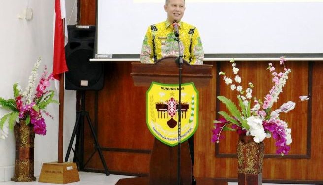Bupati Gumas Jaya S Monong ketika menyampaikan kata sambutan sekaligus membuka secara resmi, kegiatan ekspos pelaksanaan survei investigasi calon petani, calon lokasi dan rancangan teknis pengembangan jagung di Kabupaten Gumas di Aula BP3D Gumas, Kamis (3/9/2020) sore. (Foto: Protokol Setda Gumas)