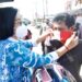 Wabup Gumas Efrensia LP Umbing ketika turut membagikan masker kepada pelintas jalan raya di area Taman Kota Kuala Kurun, Kamis (10/9/2020) (Foto:IST)