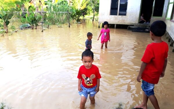 Tampak rumah warga di Jalan Menteng Kelurahan Tewah mulai digenangi air, Minggu (13/9/2020) sore. (Foto: MASAPNEWS)