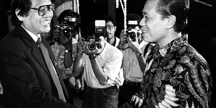 Menpen Harmoko menyalami pemimpin Umum/Pemred "Kompas" Jakob Oetama (kiri) ketika mengahdiri resepsi ulang tahun ke-25 harian umum "Kompas", di Manggala wanabhakti, Kamis malam (28/6/1990). Harian dengan motto "Amanat Hati Nurani Rakyat" itu didirikan 28 Juni 1965 oleh almarhum PK Ojong dan Jackb Ostama. FOTO ANTARA/PU14/ald/aa.