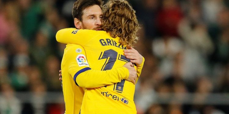 Soccer Football - La Liga Santander - Real Betis v FC Barcelona - Estadio Benito Villamarin, Seville, Spain - February 9, 2020 Barcelona's Lionel Messi celebrates with Antoine Griezmann REUTERS/Marcelo del Pozo (REUTERS/MARCELO DEL POZO)