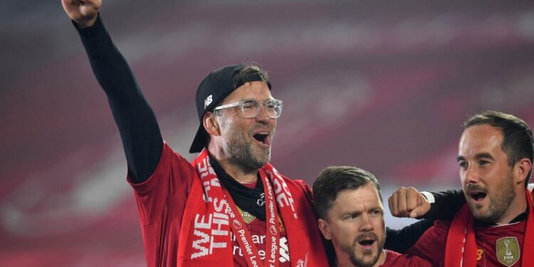 Pelatih Liverpool Juergen Klopp merayakan gelar juara saat upacara penyerahan trofi Liga Inggris 2019-2020 di stadion Anfiled, Liverpool, Kamis (23/7/2020) dini hari. ANTARA FOTO/Pool via REUTERS/Paul Ellis/pras.