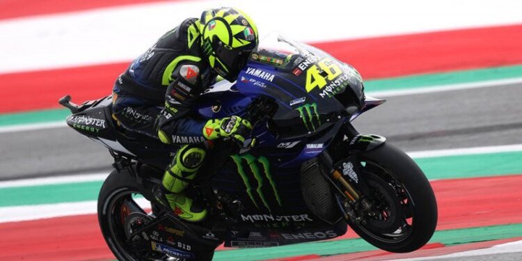 Pebalap Monster Energy Yamaha Valentino Rossi memacu motornya saat babak kualifikasi MotoGP Australia 2020 di Red Bull Ring, Spielberg, Austria, Sabtu (15/8/2020). (ANT/REUTERS/Lisi Niesner/pras)