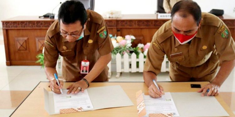 Hudaya Husinsah (kanan) menandatangi berita acara serah terima jabatan Plt Sekda Bartim kepada Panahan Moetar (kiri) beberapa waktu lalu. (ANT)