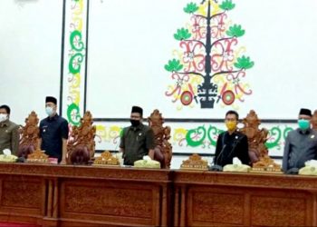 Bupati Sukamara Windu Subagio (dua dari kiri) saat Rapat Paripurna ke-1 pembukaan masa persidangan I tahun sidang 2020/2021 di Aula DPRD Sukamara, Selasa, (1/9/2020). (ANT)