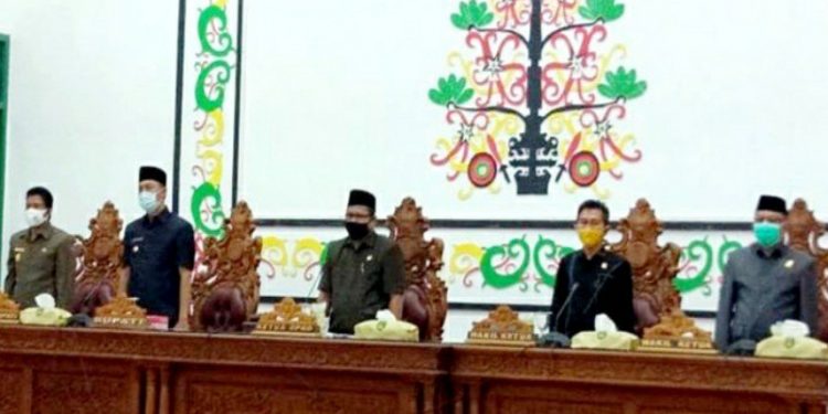 Bupati Sukamara Windu Subagio (dua dari kiri) saat Rapat Paripurna ke-1 pembukaan masa persidangan I tahun sidang 2020/2021 di Aula DPRD Sukamara, Selasa, (1/9/2020). (ANT)