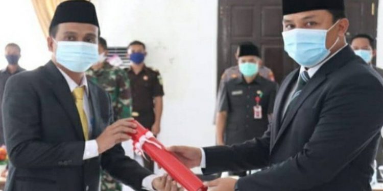 Bupati Lamandau, Hendra Lesmana (kanan) saat pelantikan dan pengambilan sumpah janji Direksi Perusda Bajurung Raya baru-baru ini. (ANT)