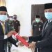 Bupati Lamandau, Hendra Lesmana (kanan) saat pelantikan dan pengambilan sumpah janji Direksi Perusda Bajurung Raya baru-baru ini. (ANT)