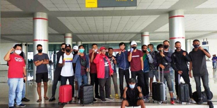 Manajer Kalteng Putra Hasanudin Noor (jaket merah) menyambut kedatangan 21 pemain di Bandara Tjilik Riwut Kota Palangka Raya, Rabu (2/9/2020). (ANTARA/Adi Wibowo)