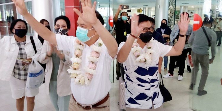 Pasangan Bakal Calon Gubernur dan Wakil Gubernur Kalimantan Tengah, Ben Brahim-Ujang Iskandar tiba di Bandara Tjilik Riwut, Palangka Raya, Jumat, (4/9/2020).​​​​​​ (ANTARA/Muhammad Arif Hidayat)