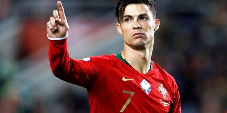 Megabintang Cristiano Ronaldo saat memperkuat tim nasional Portugal dalam laga Grup B kualifikasi Euro 2020 melawan Lithuania di Stadion Algarve, Faro, Portugal, Kamis (14/11/2019). (ANTARA/REUTERS/Pedro Nunes)