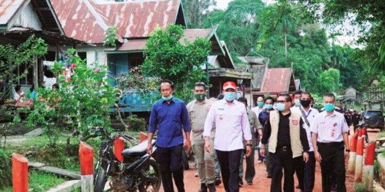 Wamen LHK RI, Alue Dohong bersama Komisi IV DPR RI dan Bupati Lamandau Hendra Lesmana beserta jajaran saat mungunjungi permukiman warga di Lamandau, Rabu, (9/9/2020). (ANTARA/Ho-Pemkab Lamandau)
