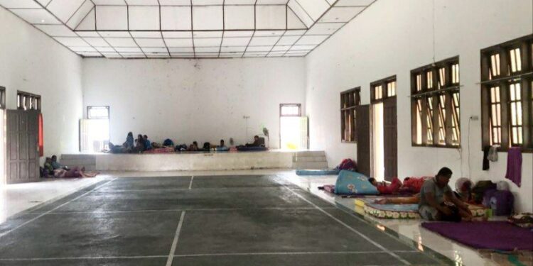 Warga terdampak banjir mengungsi di gedung yang disediakan pemerintah kabupaten di Nanga Bulik. (ANT/Dokumentasi Pribadi)