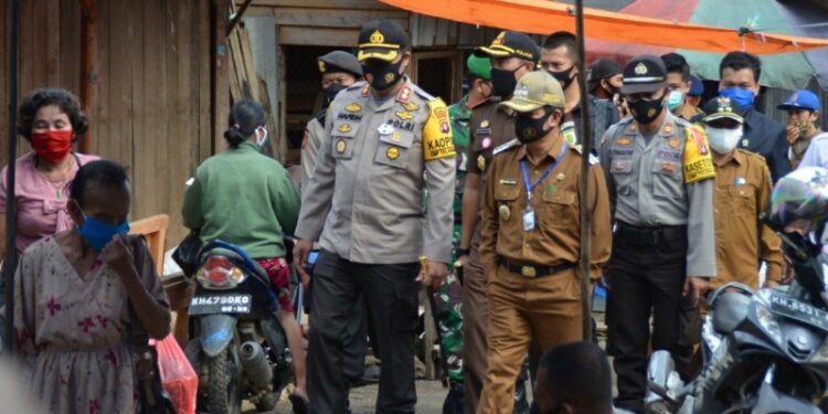 Bupati Bartim Ampera AY Mebas didampingi Kapolres Bartim AKBP Hafidh Susilo bersama Satgas Yustisi, meninjau kedisiplinan warga memakai masker di Pasar Temanggung Djaya Karti Tamiang Layang, Senin, (14/9/2020). (IST)