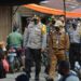 Bupati Bartim Ampera AY Mebas didampingi Kapolres Bartim AKBP Hafidh Susilo bersama Satgas Yustisi, meninjau kedisiplinan warga memakai masker di Pasar Temanggung Djaya Karti Tamiang Layang, Senin, (14/9/2020). (IST)