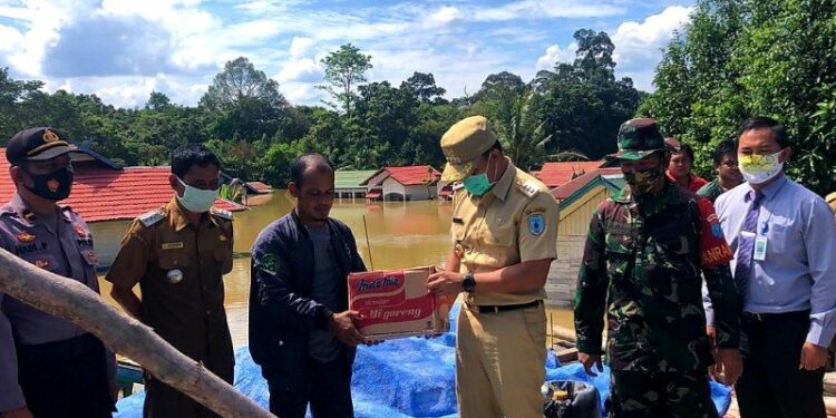 Bupati Lamandau Hendra Lesmana menyalurkan bantuan di Kecamatan Belantikan Raya, Selasa, (15/9/2020). (ANT/Dokumentasi Pribadi)