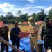 Bupati Lamandau Hendra Lesmana menyalurkan bantuan di Kecamatan Belantikan Raya, Selasa, (15/9/2020). (ANT/Dokumentasi Pribadi)