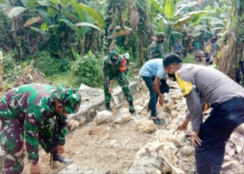 Anggota TNI Kodim 1012 Buntok bersama masyarakat dan anggota Polri membangun jalan di Desa Pamangka, Kecamatan Dusun Selatan. (ANT/Dokumentasi Pribadi)