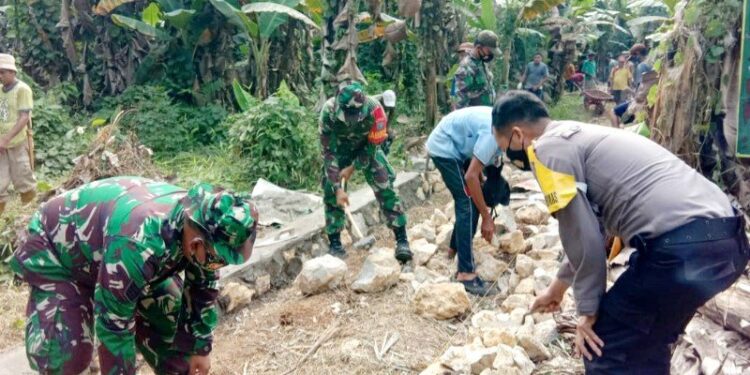Anggota TNI Kodim 1012 Buntok bersama masyarakat dan anggota Polri membangun jalan di Desa Pamangka, Kecamatan Dusun Selatan. (ANT/Dokumentasi Pribadi)