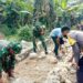 Anggota TNI Kodim 1012 Buntok bersama masyarakat dan anggota Polri membangun jalan di Desa Pamangka, Kecamatan Dusun Selatan. (ANT/Dokumentasi Pribadi)