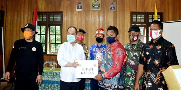Bupati Kapuas Ben Brahim S Bahat menyerahkan bantuan warga terdampak banjir secara simbolis kepada salah satu Kepala Desa di Kecamatan Mandau Talawang, Kamis, (17/9/2020). (ANT/Dokumentasi Pribadi)