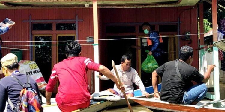 Penyaluran bantuan sembako di Lamandau baru-baru ini. (ANT/Dok Pribadi)