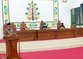 Bupati Sukamara Windu Subagio menyampaikan tanggapan eksekutif terkait pandangan fraksi di Aula DPRD setempat, Senin, (21/9/2020). (ANT)