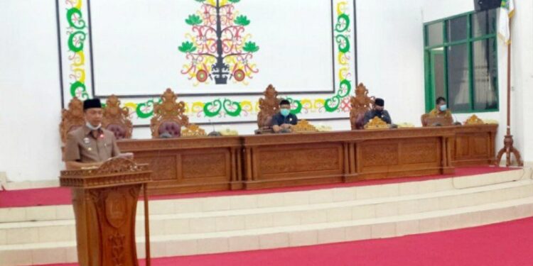 Bupati Sukamara Windu Subagio menyampaikan tanggapan eksekutif terkait pandangan fraksi di Aula DPRD setempat, Senin, (21/9/2020). (ANT)
