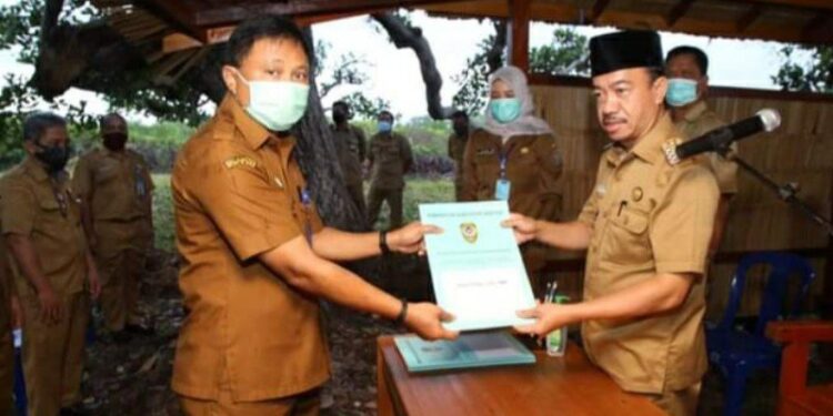 Bupati Seruyan Yulhaidir melantik pejabat struktural di lingkungan pemerintah daerah setempat di Kuala Pembuang, Selasa, (22/09/2020). (ANT/Dokumentasi Pribadi)