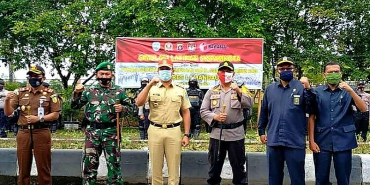 Bupati Lamandau Hendra Lesmana (tiga dari kiri) menghadiri simulasi sistem pengamanan kota di Nanga Bulik, Selasa, (22/9/2020). (ANT/IST)