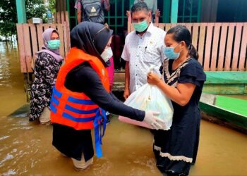Wakil Bupati Seruyan Iswanti menyerahkan bantuan sembako kepada masyarakat terdampak banjir di Kecamatan Danau Seluluk, Rabu, (23/9/2020). (ANT/Dokumentasi Pribadi)