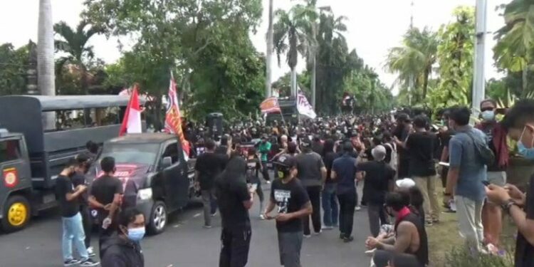 Situasi aksi pendukung Jrx SID di depan Pengadilan Negeri Denpasar, Selasa (22/9/2020). (Antara/Ayu Khania Pranisitha/2020)