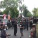 Situasi aksi pendukung Jrx SID di depan Pengadilan Negeri Denpasar, Selasa (22/9/2020). (Antara/Ayu Khania Pranisitha/2020)