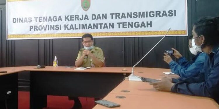 Kepala Disnakertrans Kalteng Syahril Tarigan memberikan keterangan kepada sejumlah wartawan di Palangka Raya, Selasa (22/9/2020). ANTARA/Jaya W Manurung