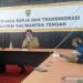 Kepala Disnakertrans Kalteng Syahril Tarigan memberikan keterangan kepada sejumlah wartawan di Palangka Raya, Selasa (22/9/2020). ANTARA/Jaya W Manurung