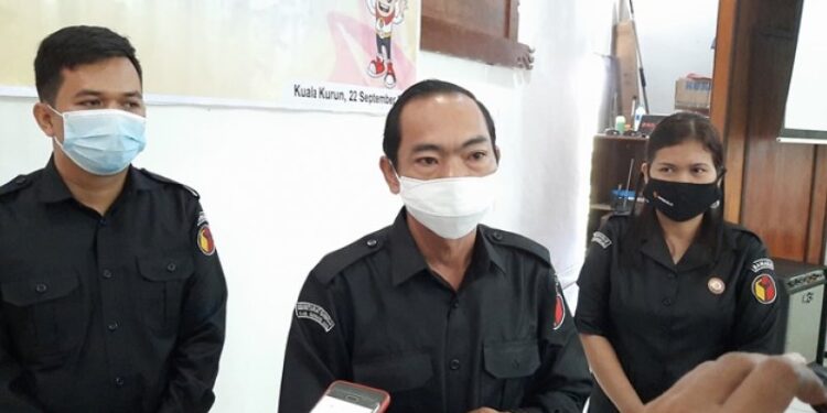 Ketua Bawaslu Gumas Walman Tristianto (tengah) saat memberi keterangan kepada awak media di Kuala Kurun, Selasa (22/9/2020). (ANTARA/Chandra)