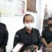 Ketua Bawaslu Gumas Walman Tristianto (tengah) saat memberi keterangan kepada awak media di Kuala Kurun, Selasa (22/9/2020). (ANTARA/Chandra)